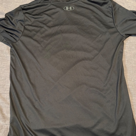 Mens M Black V-Neck Exercise Shirt Under Armour - Picture 3 of 3